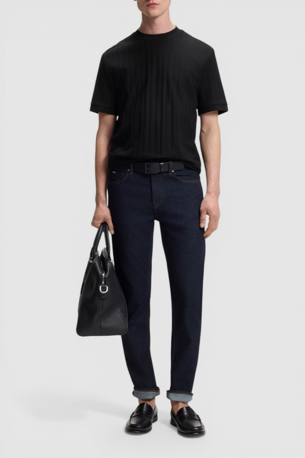 תמונת כל הלוק של חולצת טי בגזרה ישרה